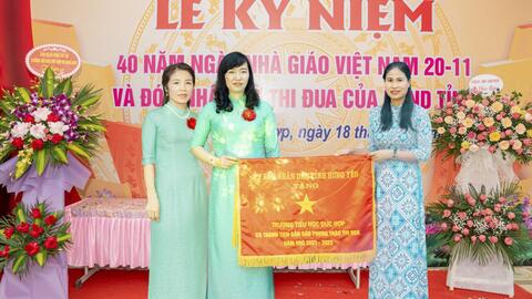 Trường Tiểu học Đức Hợp long trọng tổ chức lễ kỉ niệm 40 năm ngày nhà giáo Việt Nam 20/11 và đón nhận cờ thi đua của UBND tỉnh Hưng Yên